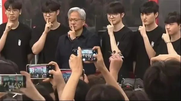 黄仁勋与韩国财阀吃烤肉 还见了“大魔王”Faker